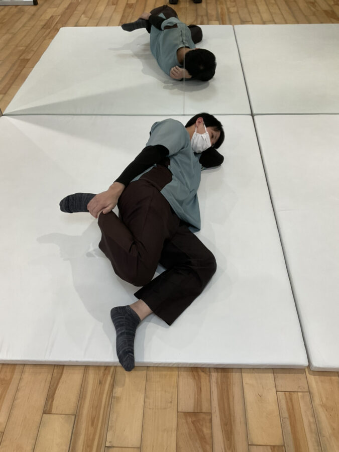 寝ながら前ももストレッチ