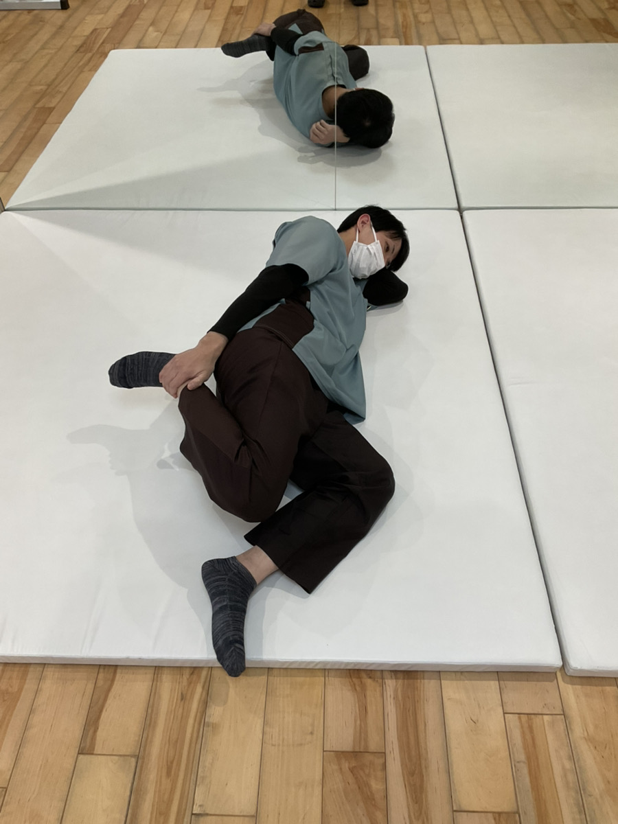 寝ながら前ももストレッチ : スタッフブログ : 腰痛リハビリセンター